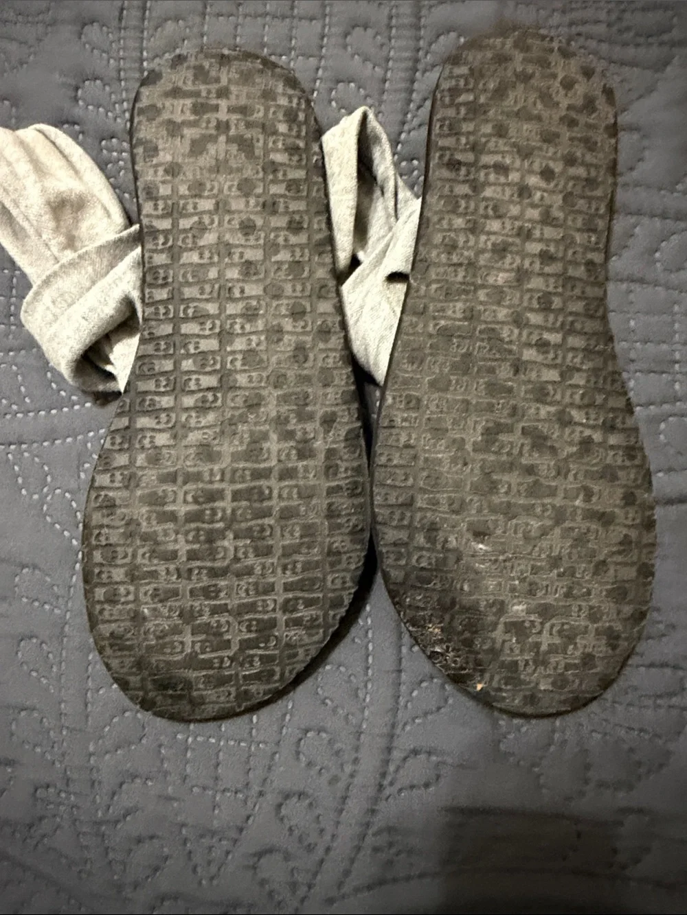 Sanuk Men's Gray Wrap Toe-Loop Sandals with Black Footbed